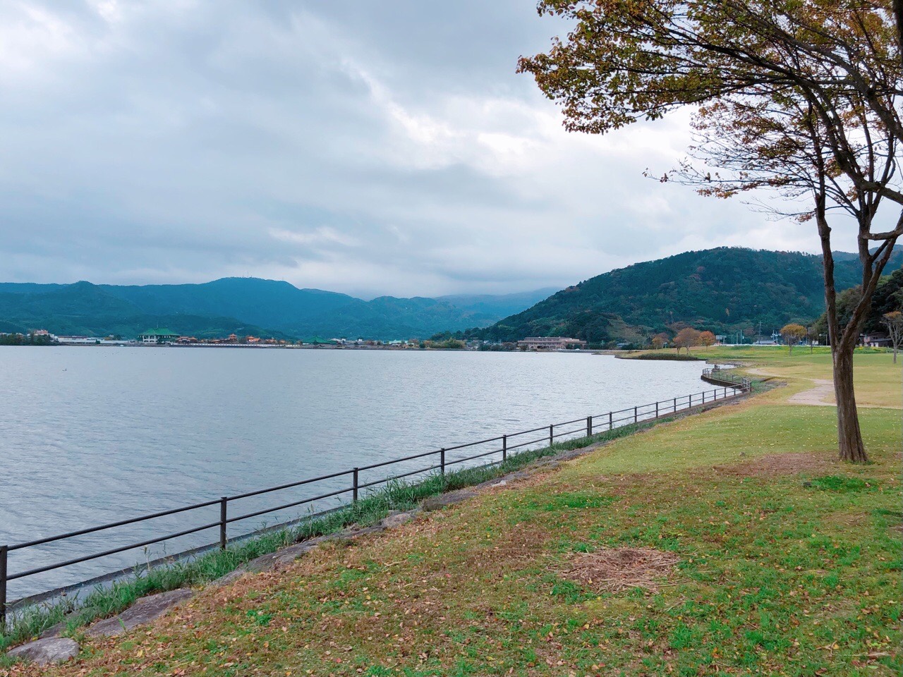 はわい温泉 日本のハワイリゾート 湖を眺めながら足湯を楽しもう 湯梨浜 四国 中国 旅行 観光情報なら 四国 中国旅行ナビ しちゅーなび